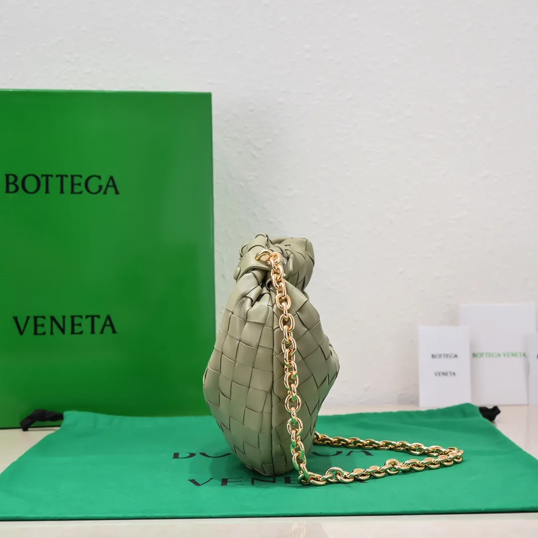 Batch 1220 Ready Stock/Travertine Green Hello everyone, I have a new name, it’s called chain jodie. Jodie’s chain clause ~ can finally be carried on the shoulder. It is based on the original bag type and adds a chain shoulder strap, and it is detachable! It's equivalent to spending one dollar to buy two bags. As the ace cutie of BV family, I really have no choice but to buy one! This bag of ours is really the same as ZP. You can wear it with a small amount of money~ Original sheepskin➕all steel hardware 28×23×8cm, model: 6699-9#
